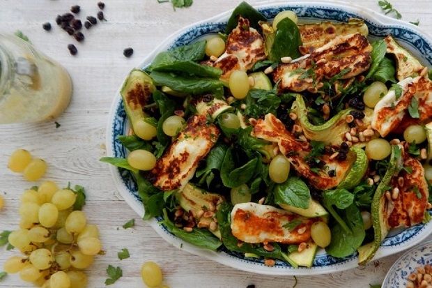 Σαλάτα με σπανάκι, κολοκυθάκια, χαλούμι, σαλάτα και σταφίδα