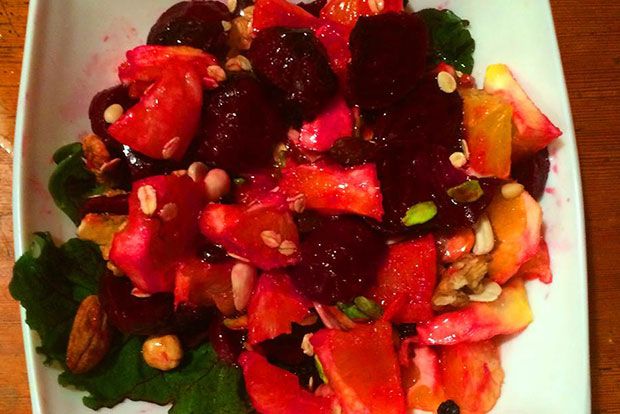 Σαλάτα προεκλογική: κόκκινη με πινελιές