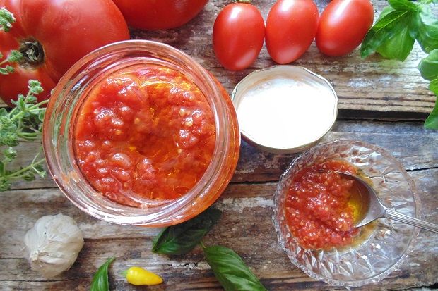 Σάλτσα ντομάτα σε βαζάκια
