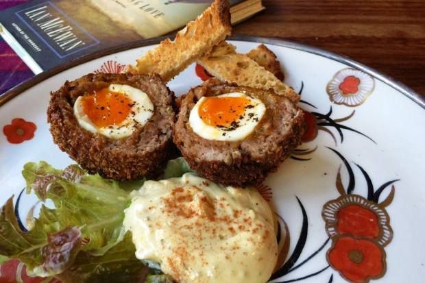 Scotch eggs με λουκάνικο και μαγιονέζα κοπανιστής