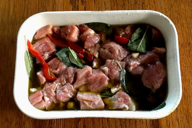 Σφύρα μου κλέφτικα με φασκόμηλο