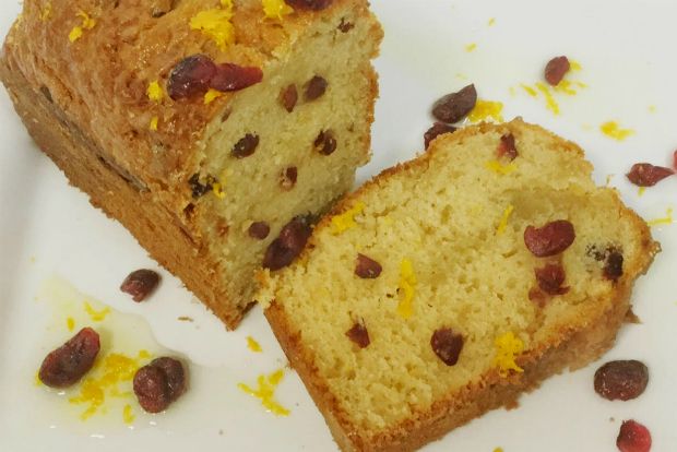 Σιροπιαστό κέικ πορτοκάλι με κράνμπερις