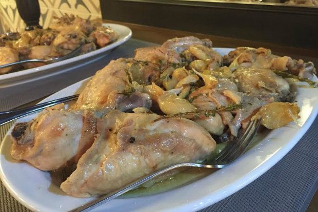 Σκορδάτο κοτόπουλο, βρασμένο σε λευκό κρασί