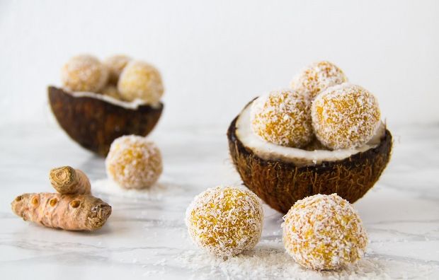 Σνακ στο χέρι: Μπαλίτσες ενέργειας με κουρκουμά