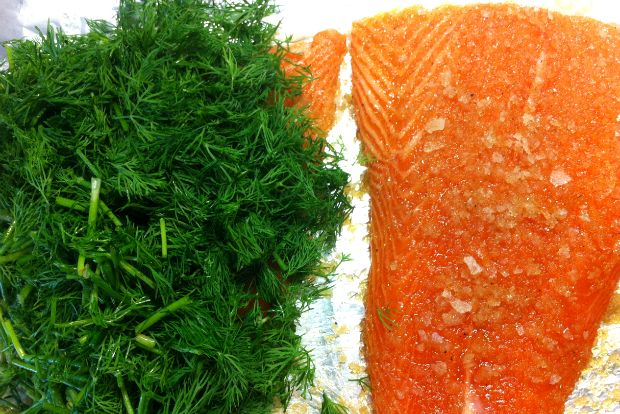 Σολομός θαμμένος στο αλάτι και τη ζάχαρη