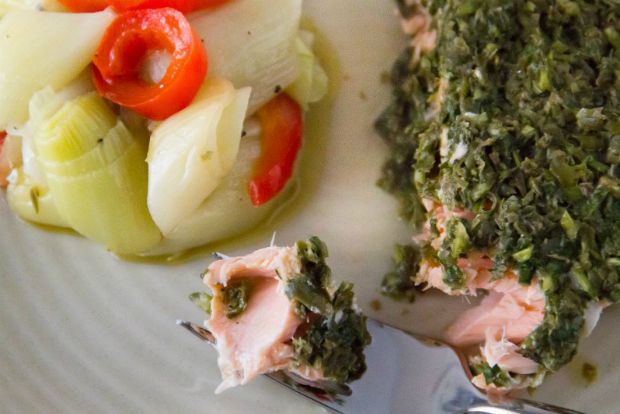 Σολομός της ευκολίας, με σάλτσα κάππαρης και πράσα