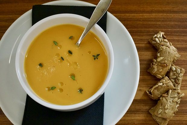 Σούπα με γλυκοπατάτα, καρότο, τζίντζερ και θυμάρι