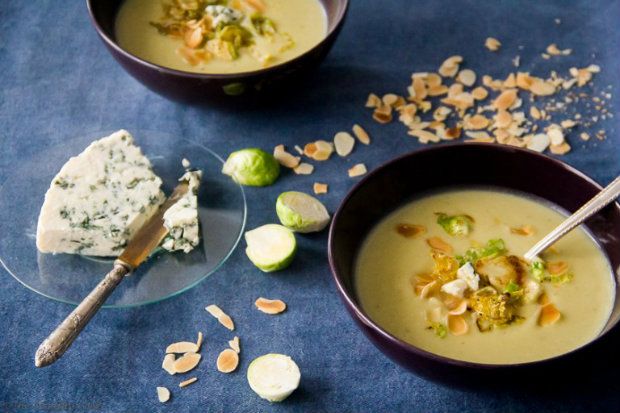 Σούπα με λαχανάκια Βρυξελλών και μπλε τυρί