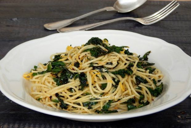 Σπαγγέτι με κέιλ, λεμόνι, σκόρδο και καυτερή πιπεριά