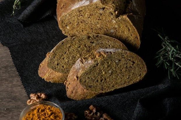 Σπιτικό ψωμί με κουρκουμά, δενδρολίβανο και καρύδια