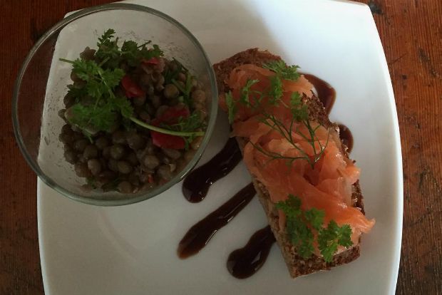 Στο γραφείο: φακές σαλάτα & ψωμί με σολομό