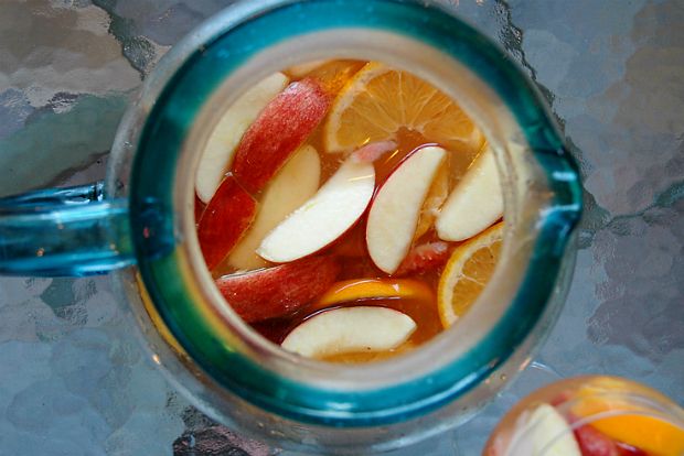 Στο μπαλκόνι ακόμα: με ζακέτα και σανγκρία