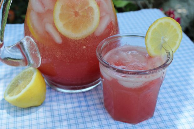 Στο μπαλκόνι, ξανά: λεμονάδα με καρπούζι
