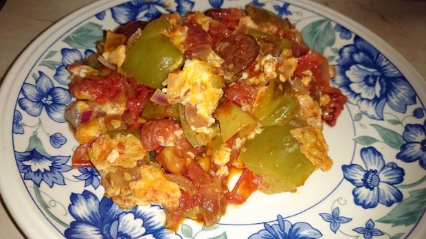 Στραπατσάδα πληθωρική με πικάντικο τσορίθο