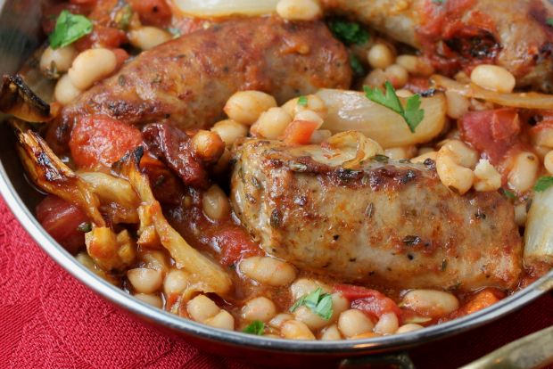 Τα χορταστικά: Φασόλια με χωριάτικο λουκάνικο