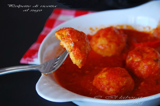 Τα καλαβρέζικα: τυρο-πολπέτες σε σάλτσα ντομάτας