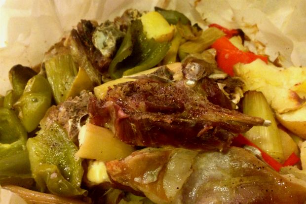 Τα κρητικά: αρνάκι στη λαδόκολλα