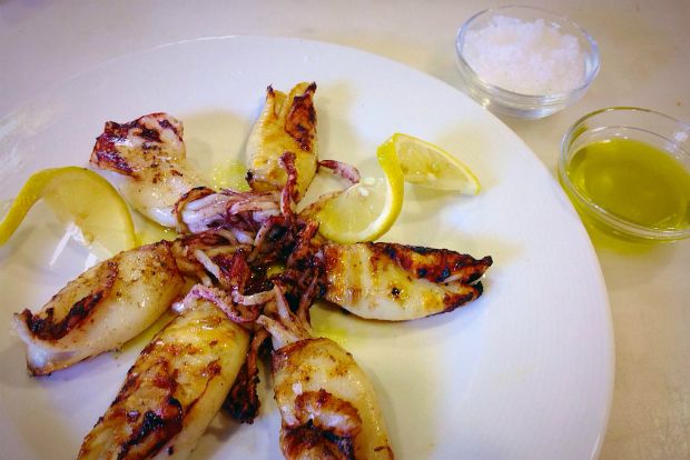 Τα κρητικά: καλαμαράκια με αγουρόλαδο και αλάτσι