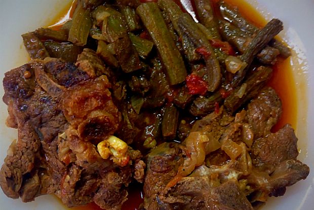 Τα κρητικά: κατσικάκι με άγριες αγκινάρες