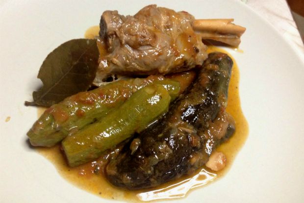 Τα κρητικά: κατσικάκι με μελιτζάνες και κολοκυθάκια