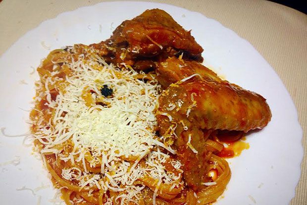 Τα κρητικά: κοτόπουλο στα κόκκινα με μακαρόνια και μυζήθρα