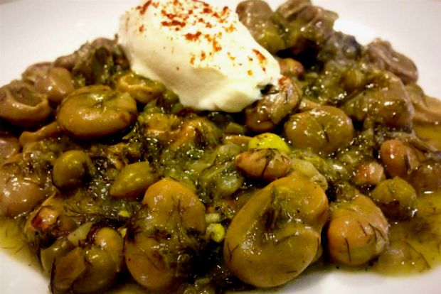 Τα κρητικά: κουκιά και αρακάς με αγριομάραθα