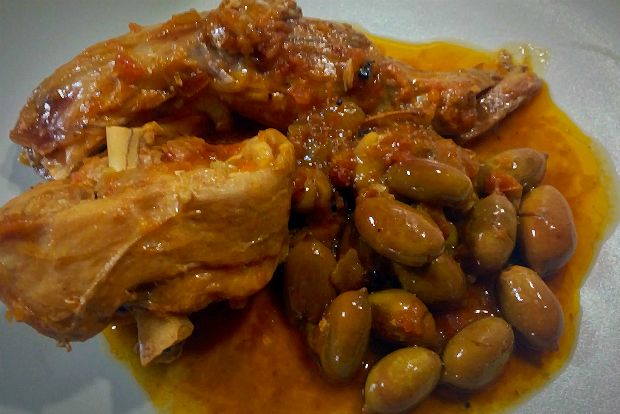 Τα κρητικά: κουνέλι με πράσινες ελιές