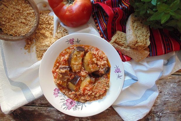 Τα Κρητικά: μελιτζάνες με ξινόχοντρο