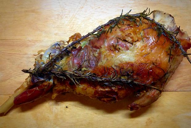 Τα κρητικά: μπουτάκι κατσικίσιο στη γάστρα