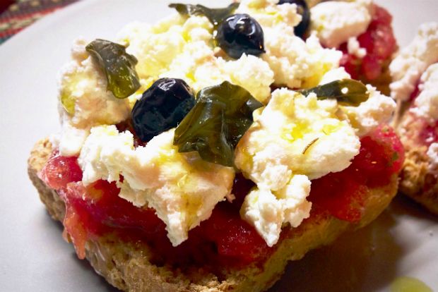 Τα κρητικά: ντάκος πειραγμένος