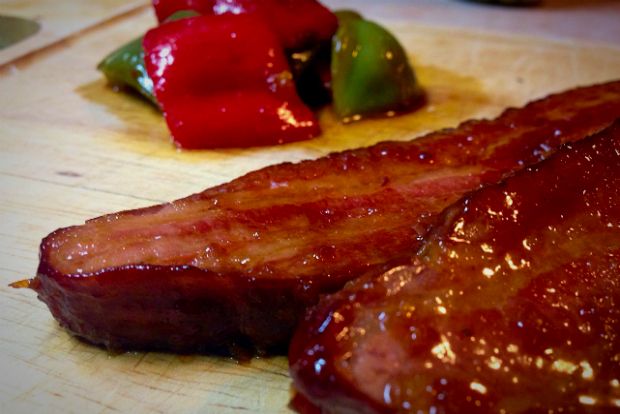 Τα κρητικά: πανσέτα καπνιστή με πιπεριές και μιαν έκπληξη