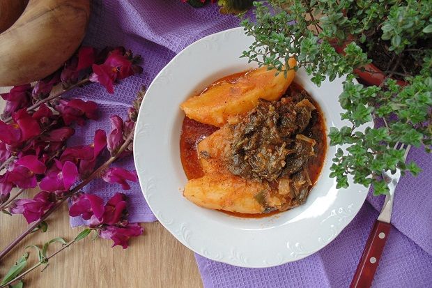 Τα κρητικά: Πατάτες κοκκινιστές με γιαχνερά χόρτα