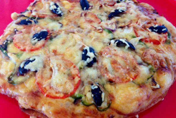 Τα κρητικά: πίτσα λαχανικών με καπνιστή γραβιέρα