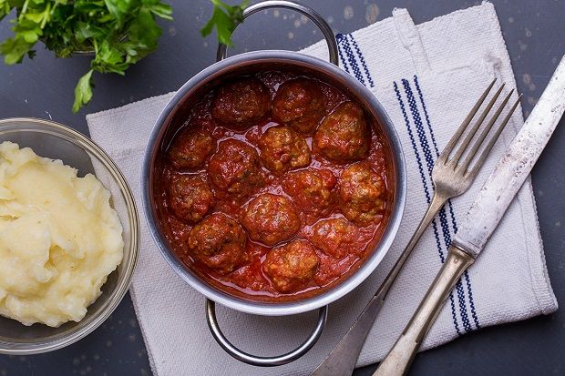 Τα «μεθυσμένα» σουτζουκάκια (με πουρέ) του γραφείου