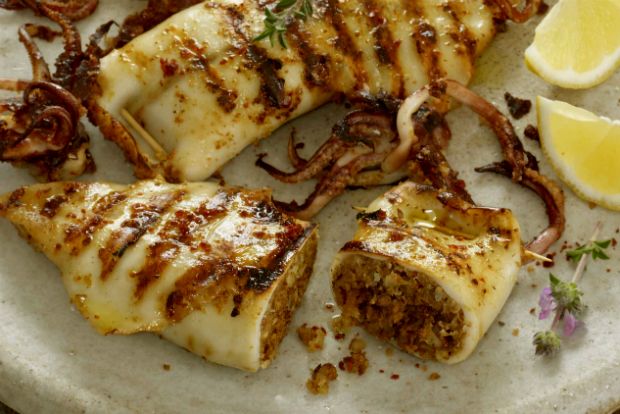 Τα πικάντικα: καλαμάρια με ελιές και αμύγδαλα