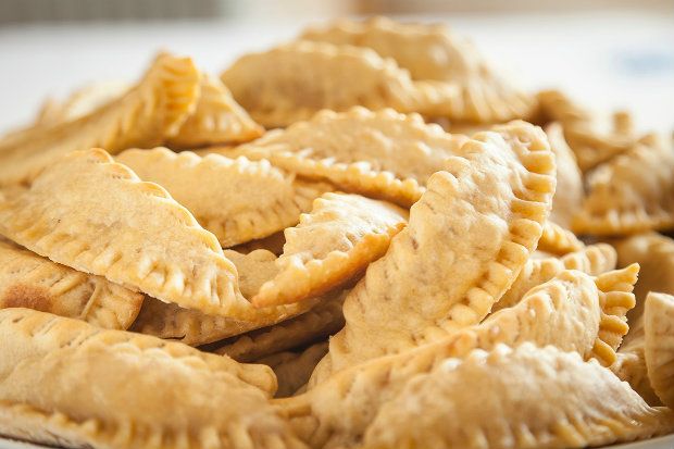 Τα σαρακοστιανά: καλιτσούνια γεμιστά με κρεμμύδι