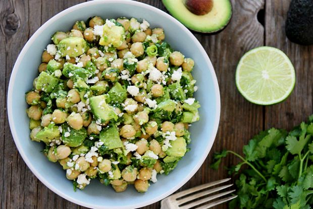 Τα υγιεινά: ρεβίθια με αβοκάντο και φέτα