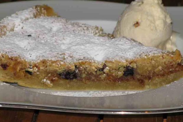 Τάρτα αμυγδάλου με γλυκό βύσσινο