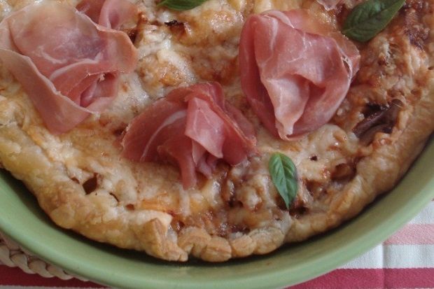 Τάρτα με κρεμμύδια, μανιτάρια και προσιούτο