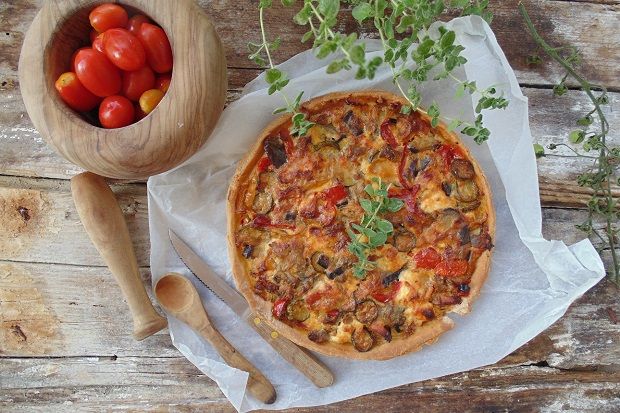 Τάρτα με λαχανικά, ανθότυρο και απάκι