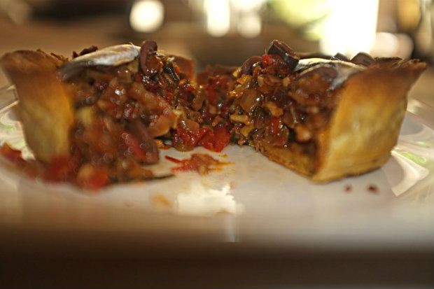 Τάρτα με ντομάτα, ελιές και γαύρο αλίπαστο