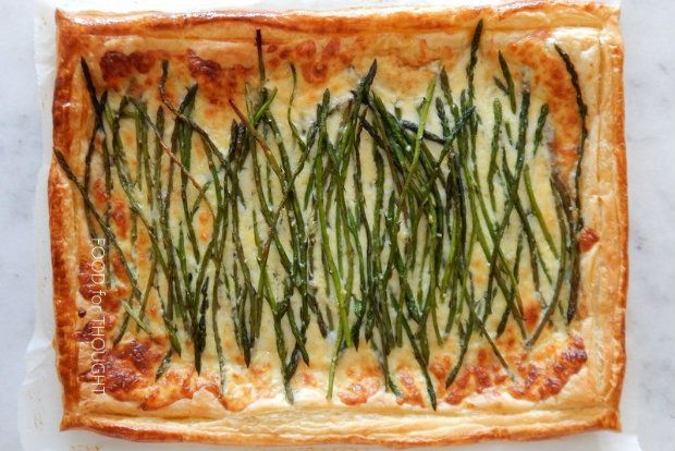 Τάρτα σφολιάτας με άγρια σπαράγγια και προσούτο
