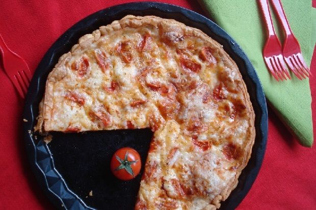 Τάρτα σφολιάτας με τοματίνια και κασέρι