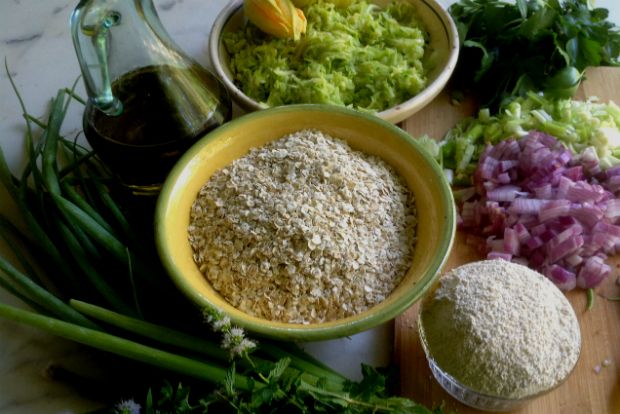 Τηγανίτες από κήπο: με κολοκύθια και μυρωδικά