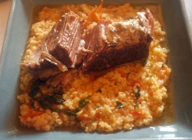 Τίποτα δεν πάει χαμένο: βοδινά πλευρά με τραχανά