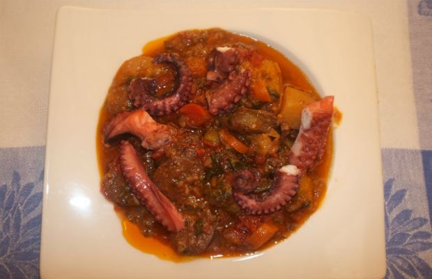 Της Θάλασσας και της Στεριάς: Χταπόδι με μαγειρευτό σουτζούκι