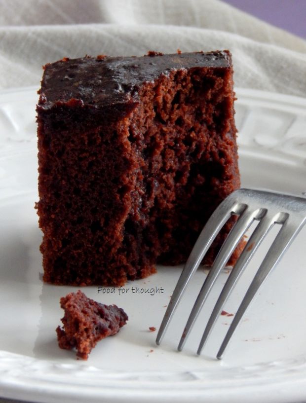 Το κέικ με κακάο θέλει το σιρόπι του!