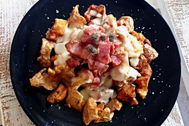 Το κρητικό «βρώμικο»: πατάτες με γραβιέρα και πανσέτα