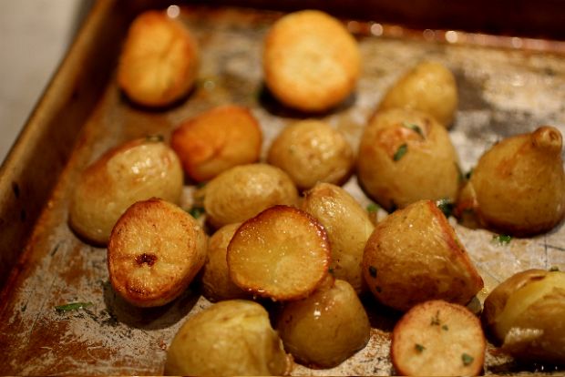 Το ρεβεγιόν του εργένη: πατάτες και τυρένιοι συνοδοί