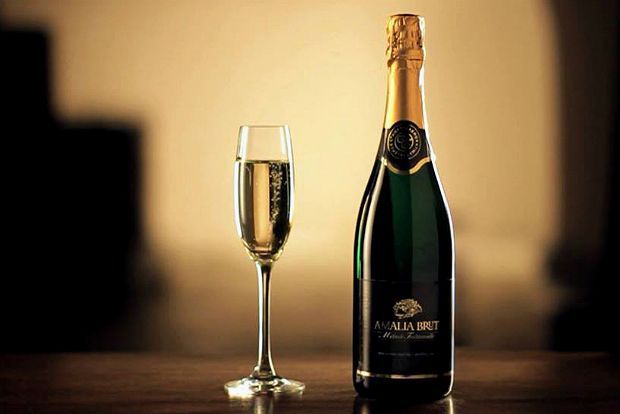 Το τραπέζι της γιορτής: φυσαλίδες και γλυκό ψωμί